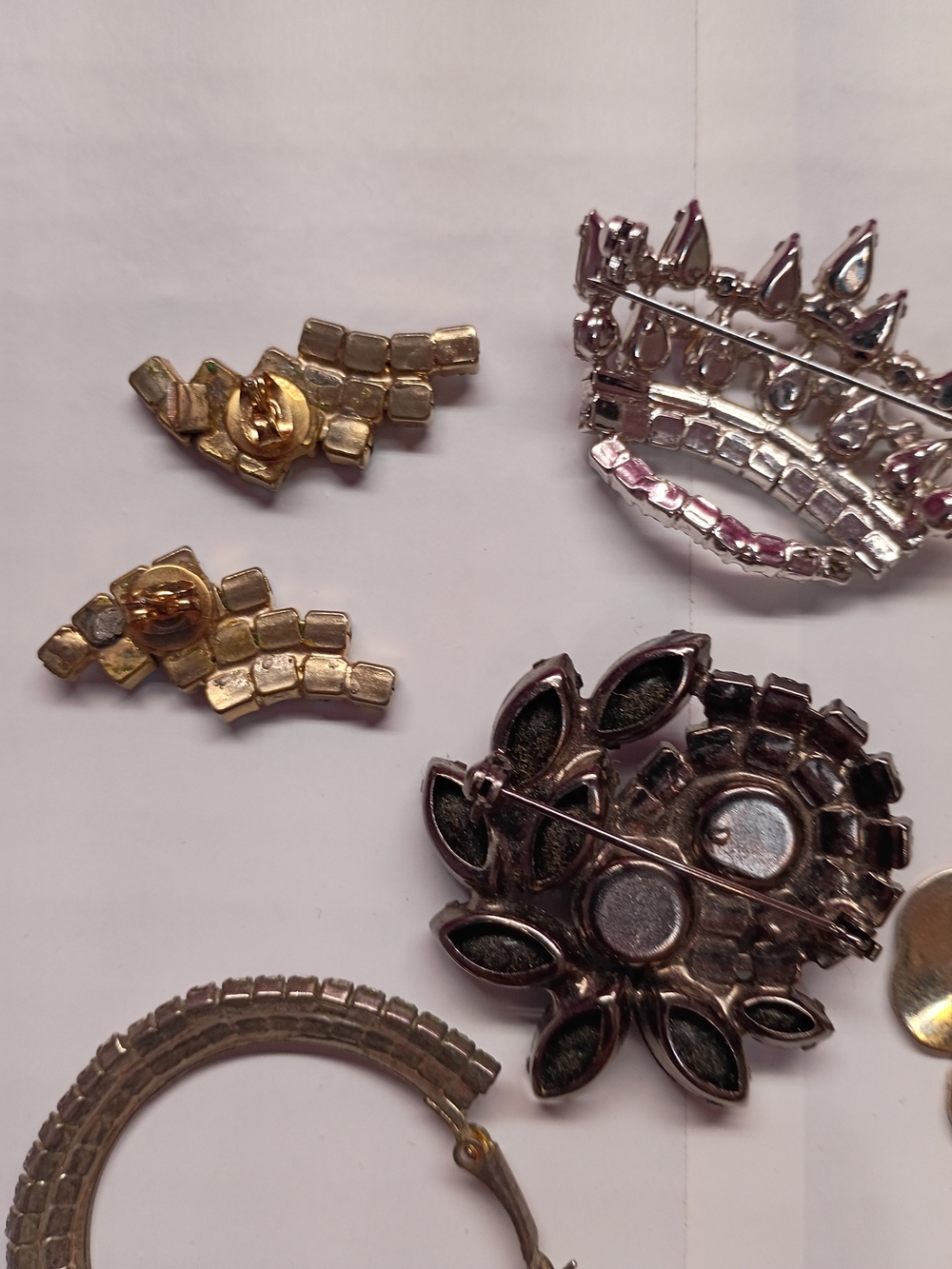 8 Pieces Of Vintage Jewelry Broach And Earrings - Picture 7 of 9